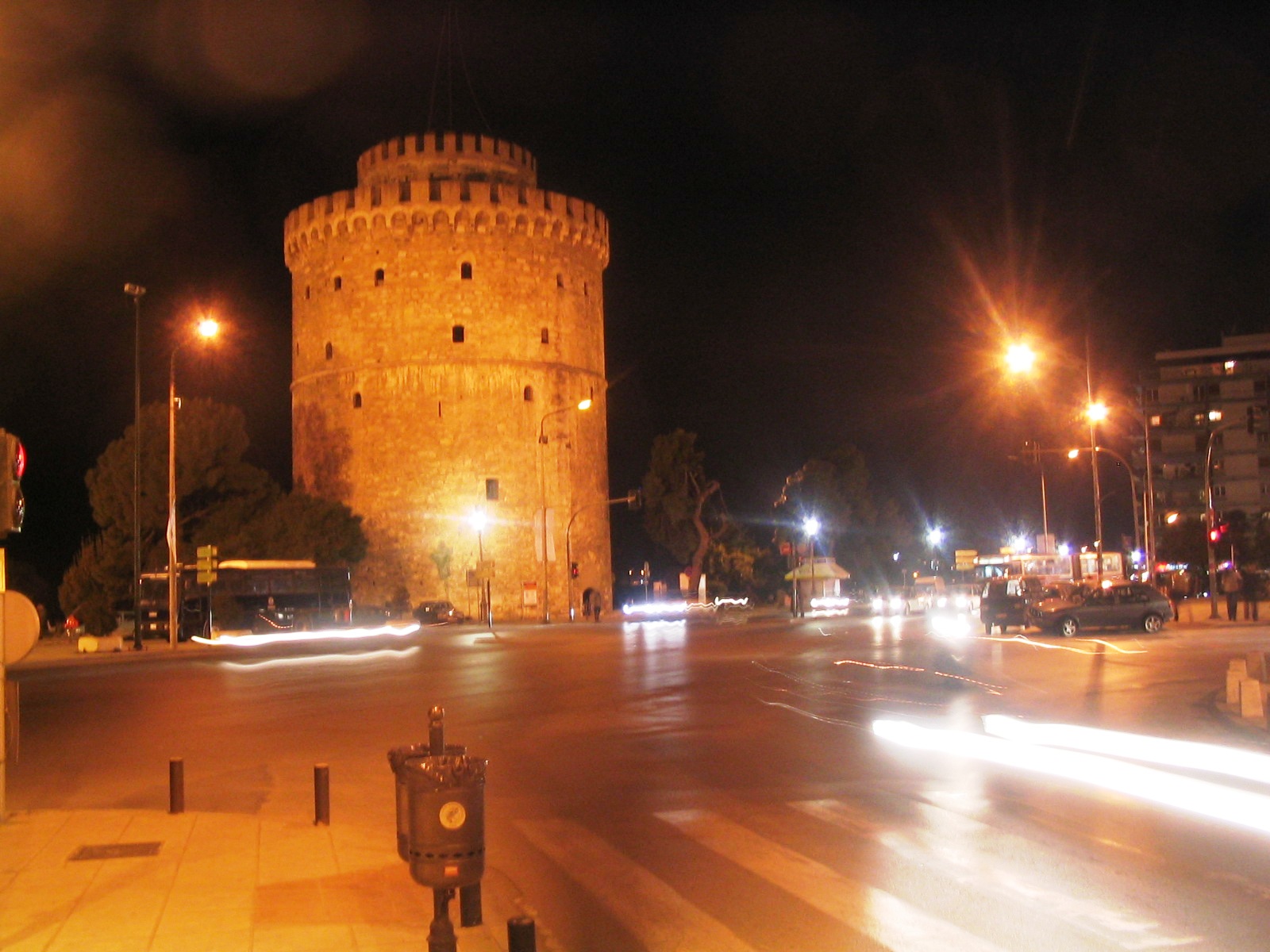 Λήστεψαν και χτύπησαν ηλικιωμένο