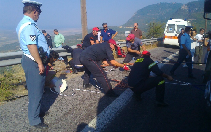 Φωτο-Τέσσερις νεκροί από πτώση αυτοκίνητου
