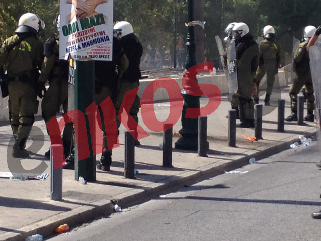 Τώρα – Καπνοί και δακρυγόνα στο Σύνταγμα