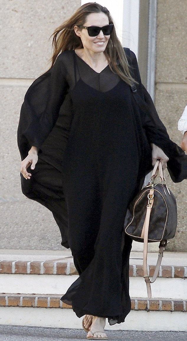 Στα …μαύρα η Jolie