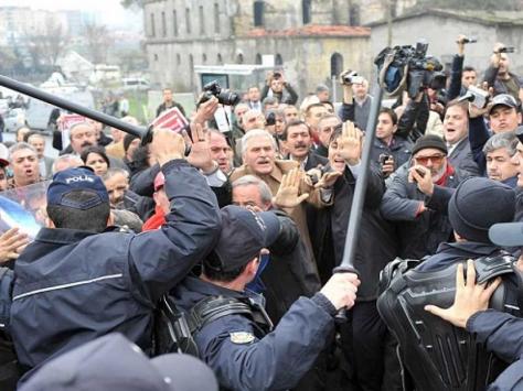 Τραυματίστηκαν 13 αστυνομικοί