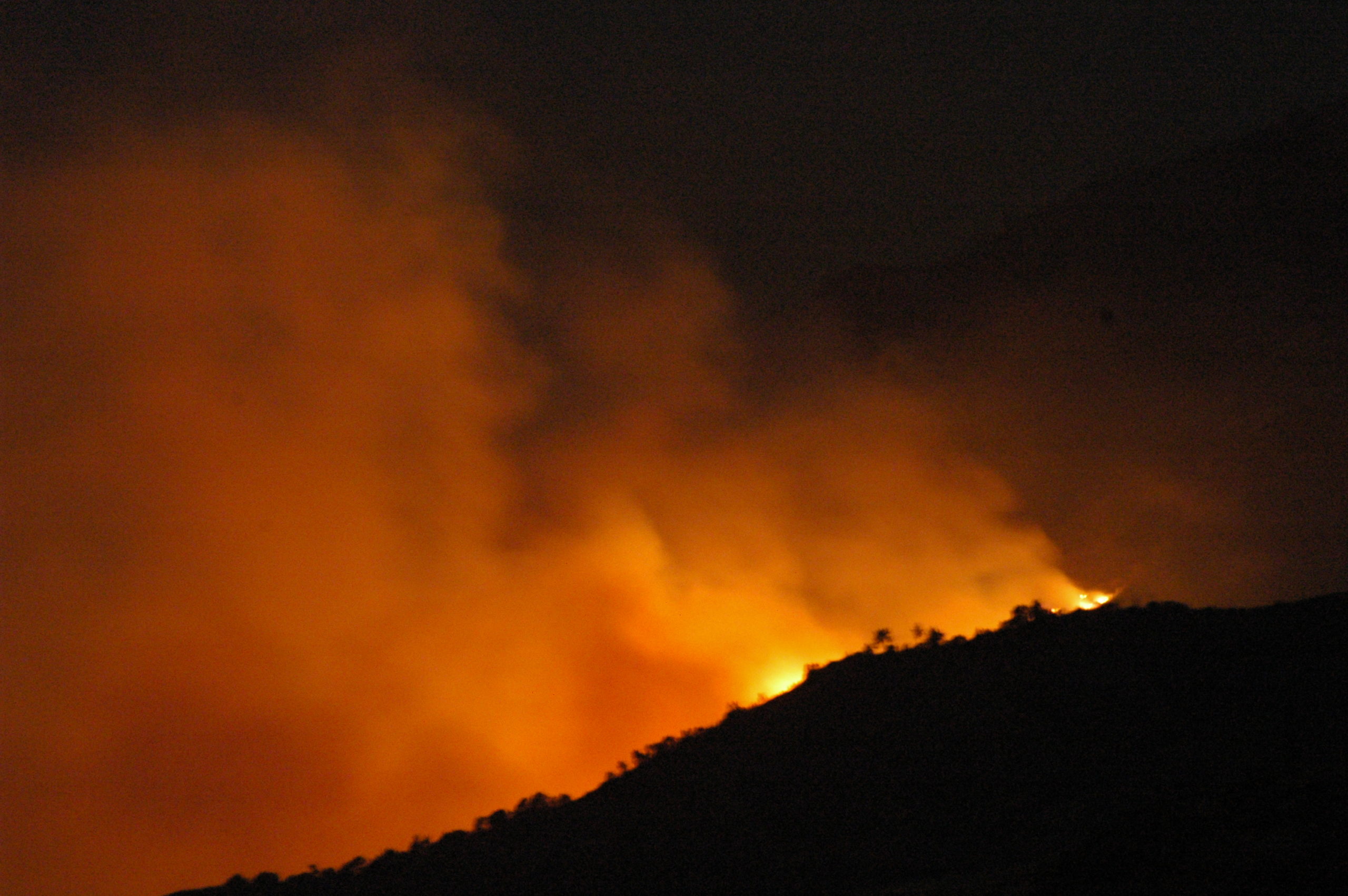 Πύρινα μέτωπα σε Μάνη και Εύβοια