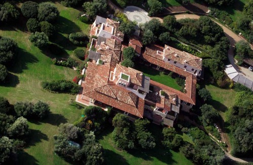 Στο σφυρί η «ροζ» βίλα του Silvio