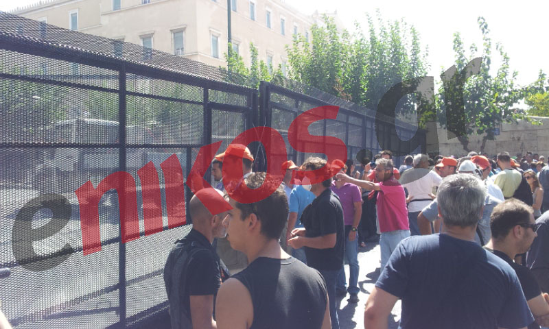 Τώρα – Πέταξαν μπουκάλια