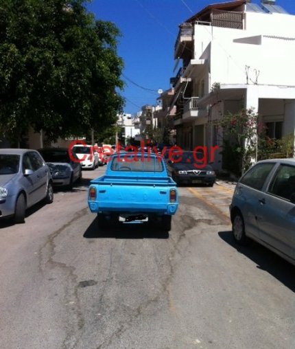 «Πάρκαρε» στη μέση του δρόμου
