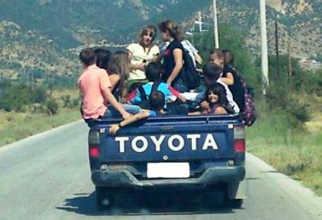 Πηγαίνουν σχολείο με auto stop!
