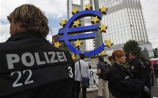 Διαδήλωσαν έξω από την ΕΚΤ