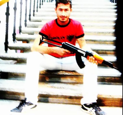 Αυτός πυροβολούσε τη ελληνική σημαία