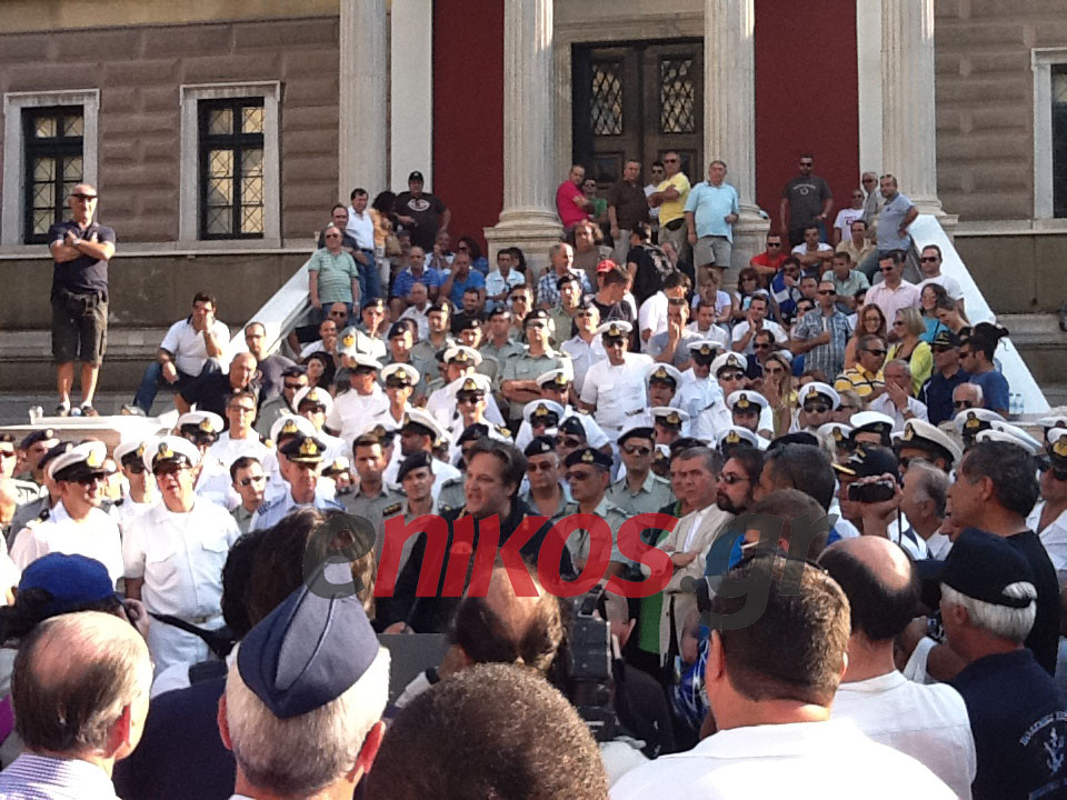 Τώρα-Δείτε τι κάνουν οι ένστολοι διαδηλωτές στο κέντρο