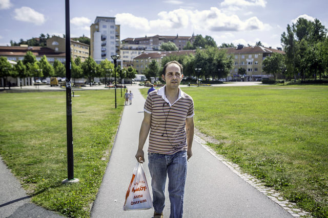 Χθες φορούσε κοστούμι σήμερα καθαρίζει τουαλέτες