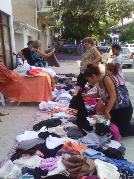 Χαρίζουν ρούχα