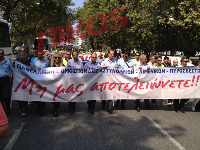 Τώρα-Σταμάτησαν οι ένστολοι μπροστά στα ΜΑΤ