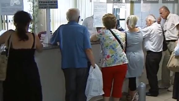 Ατελείωτες ουρές στις εφορίες