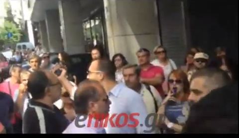 Bίντεο: Όλο το επεισόδιο της Χρυσής Αυγής με τους τρίτεκνους