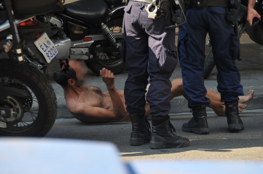 Σοκ με γυμνό άντρα στην Πάτρα