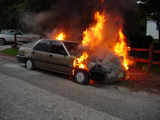 Αυτοκίνητο τυλίχτηκε στις φλόγες