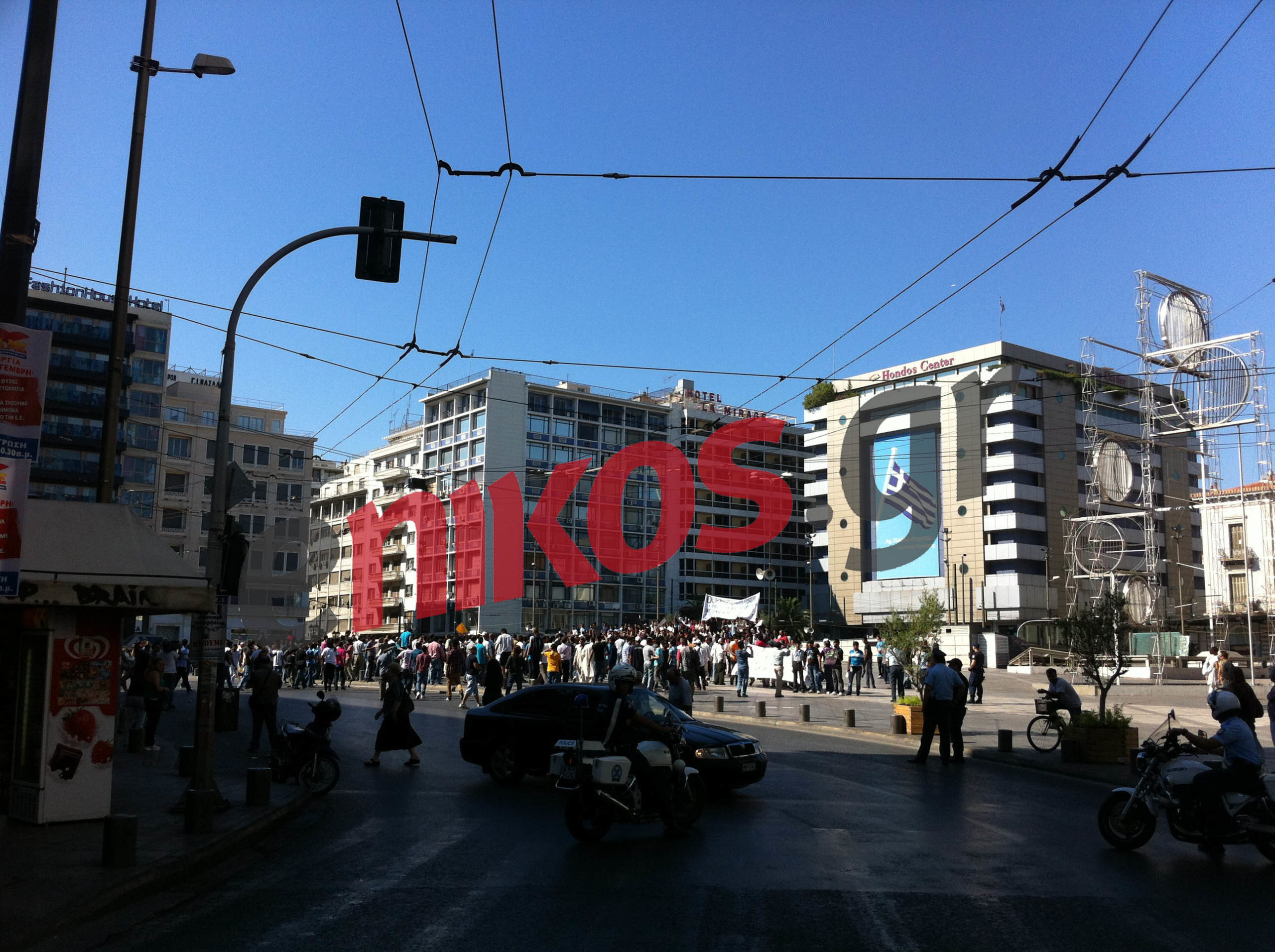 Τώρα- Συγκέντρωση μουσουλμάνων στην Ομόνοια