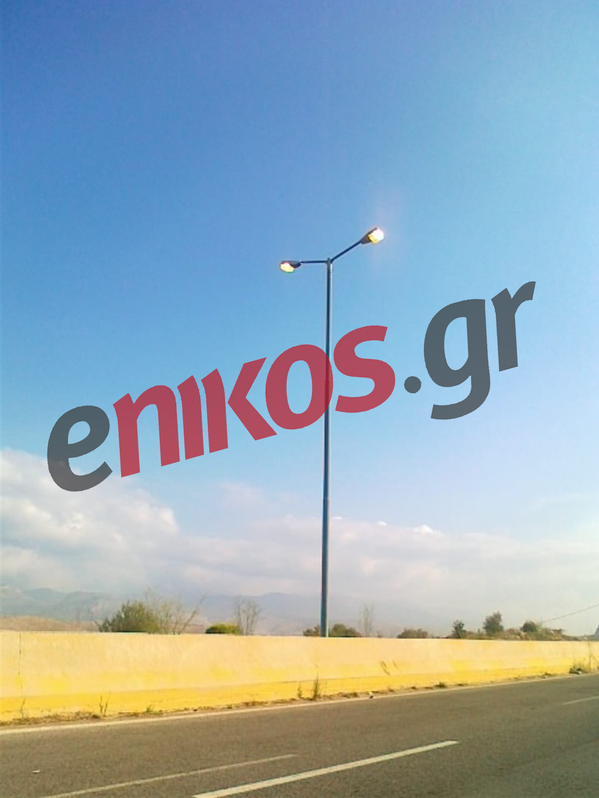 Αιγάλεω:Αναμμένα φώτα όλη μέρα