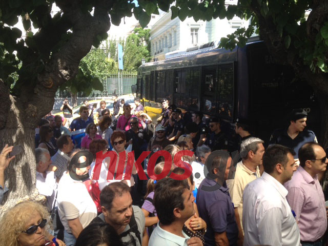 Τώρα- Οι τρίτεκνοι στη Βουλή