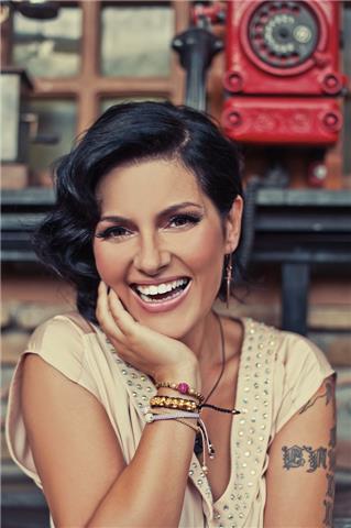 H Sunny ποζάρει ως pin-up girl