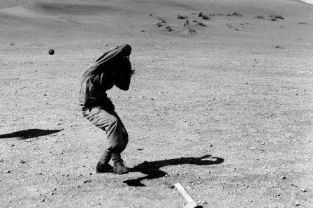 Ο John Lennon παίζει κρίκετ