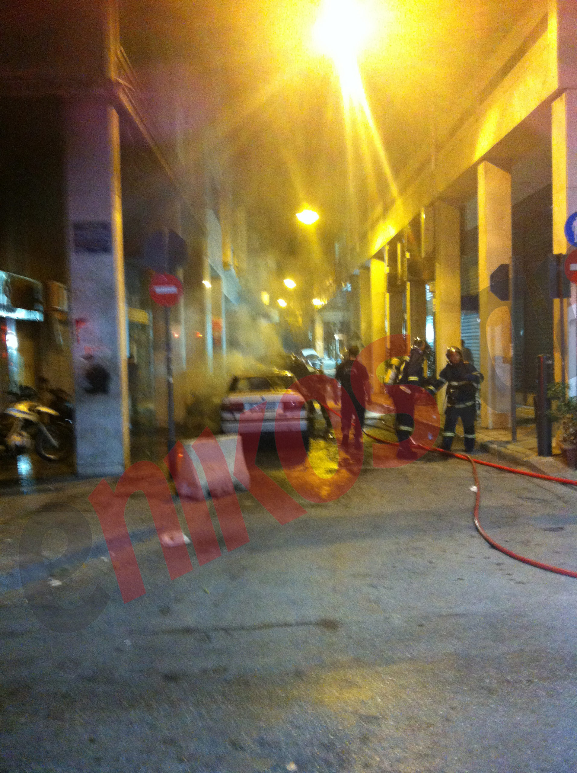 Τώρα: Μολότοφ έξω από το Α.Τ. Ακροπόλεως