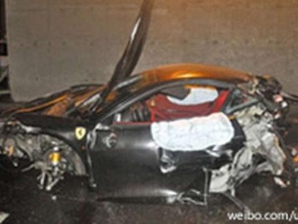 Τράκαρε ενώ έκανε τρίο στη Ferrari