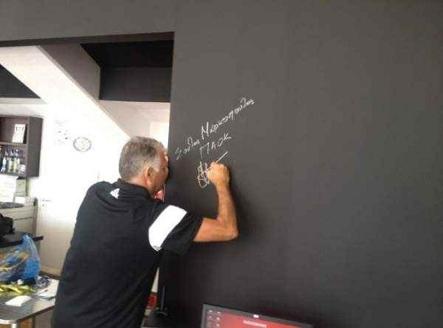 Με την υπογραφή τους…