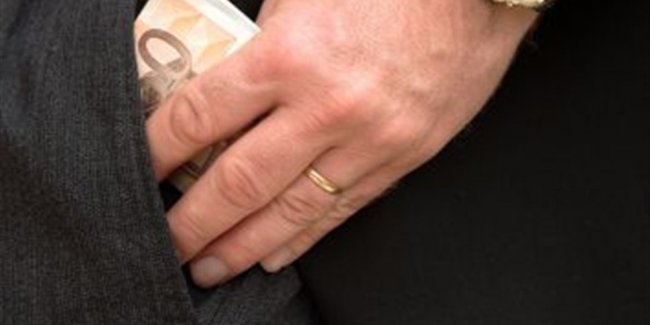 Το σκάνδαλο της… ξαπλώστρας