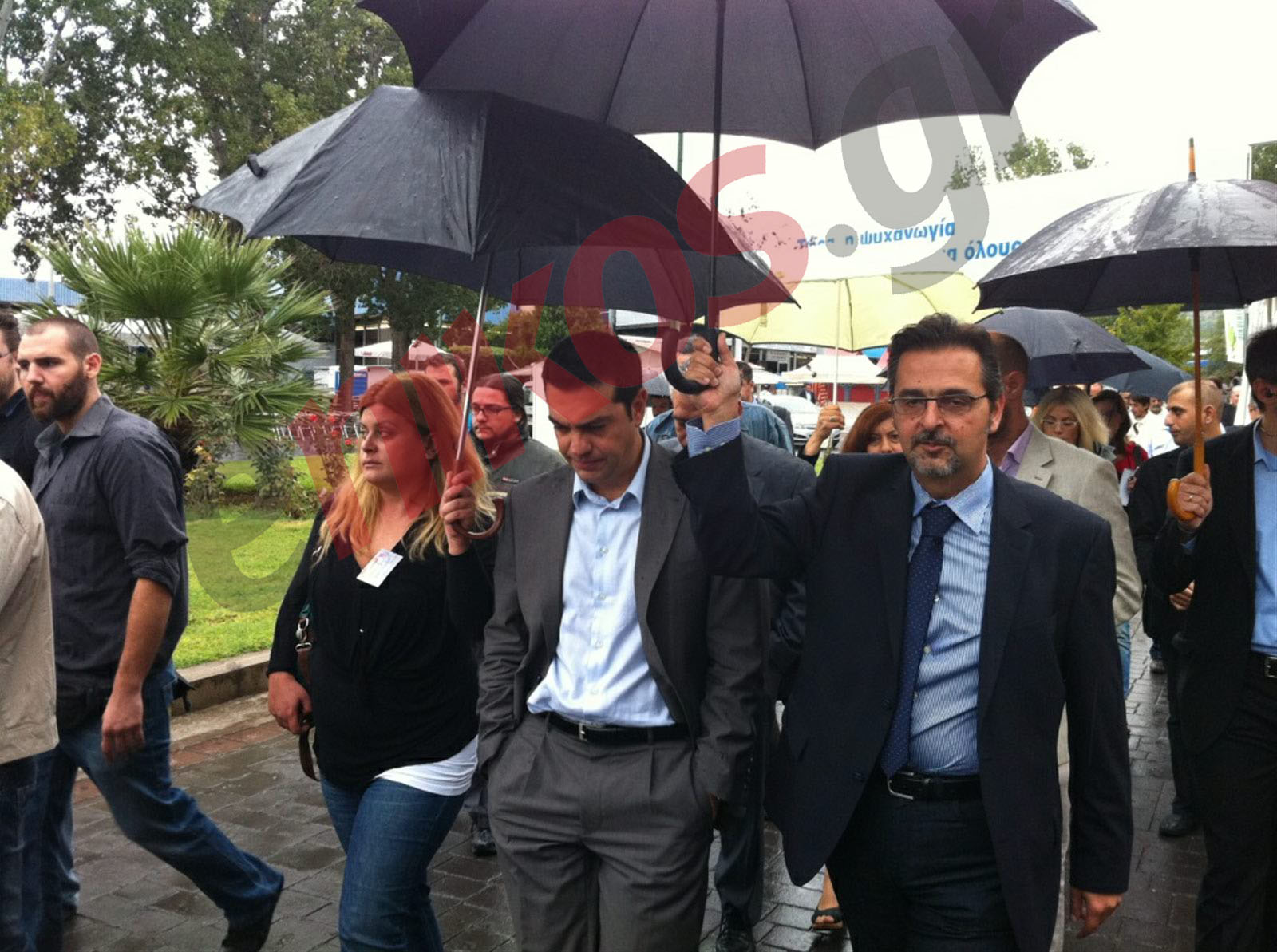 2 ομπρέλες για τον πρόεδρο