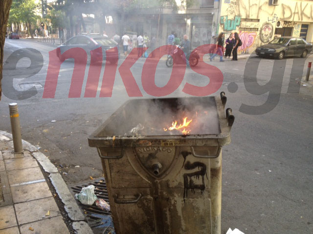 Καίγεται κάδος στην συμβολή Στουρνάρη-Σουλτάνη