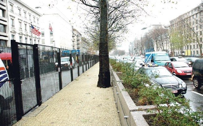 Ερευνούν δύο ύποπτα οχήματα