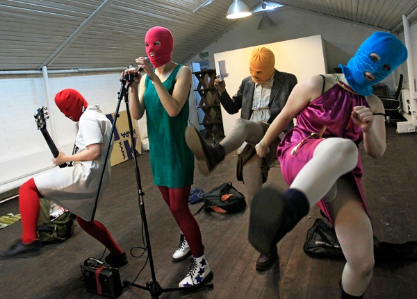 Ο Μεντβέντεφ υπέρ των Pussy Riot