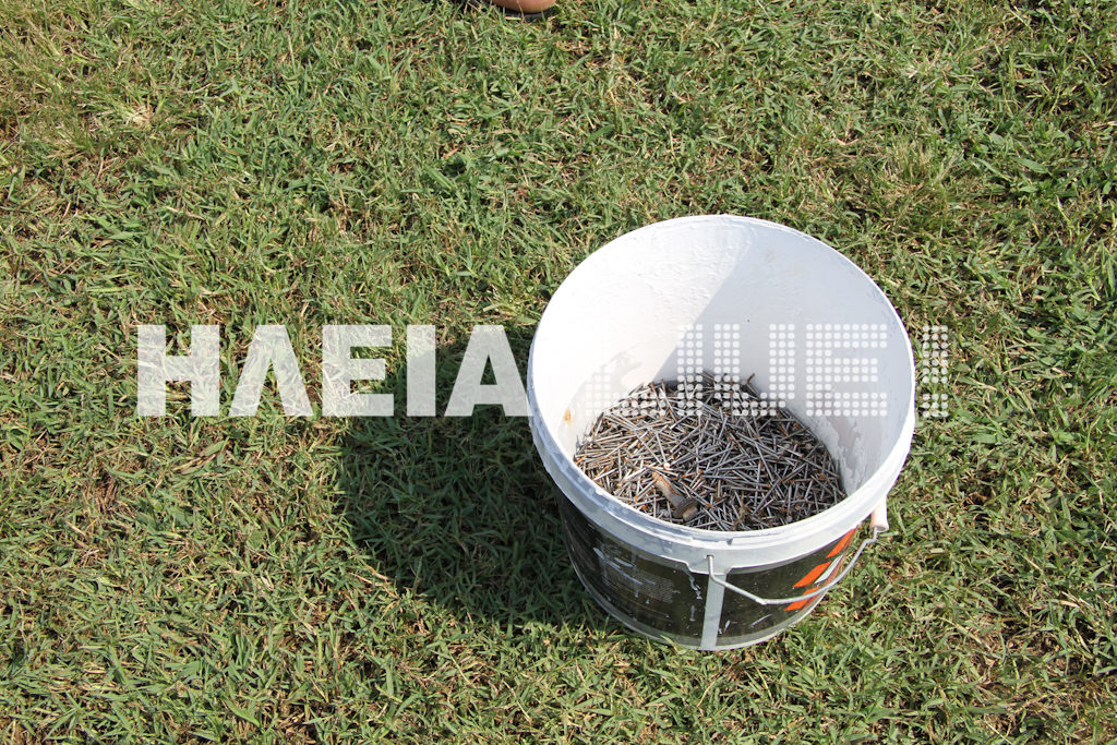 Σκόρπισαν καρφιά στο γήπεδο