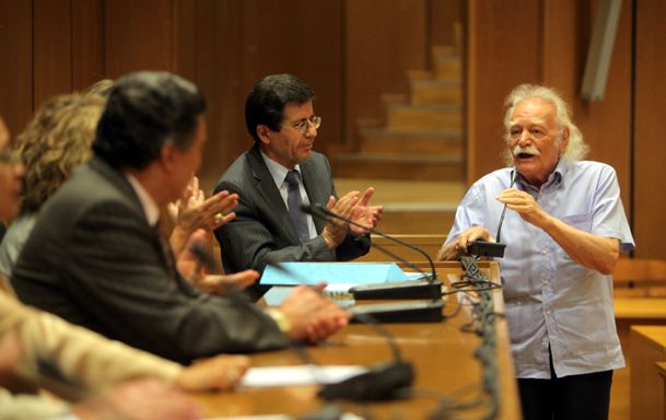 Ο Μ.Γλέζος στο πλευρό των δικαστών