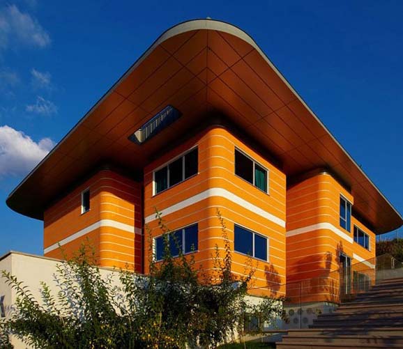 Το σπίτι που αλλάζει χρώματα!