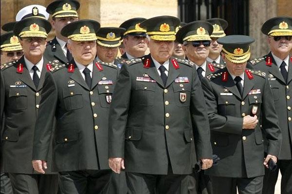 Τους χτύπησε με “βαριοπούλα”