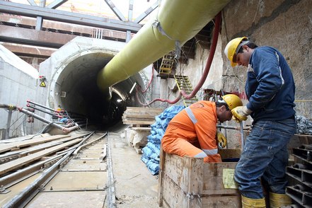 Μετέωρη η κατασκευή του μετρό