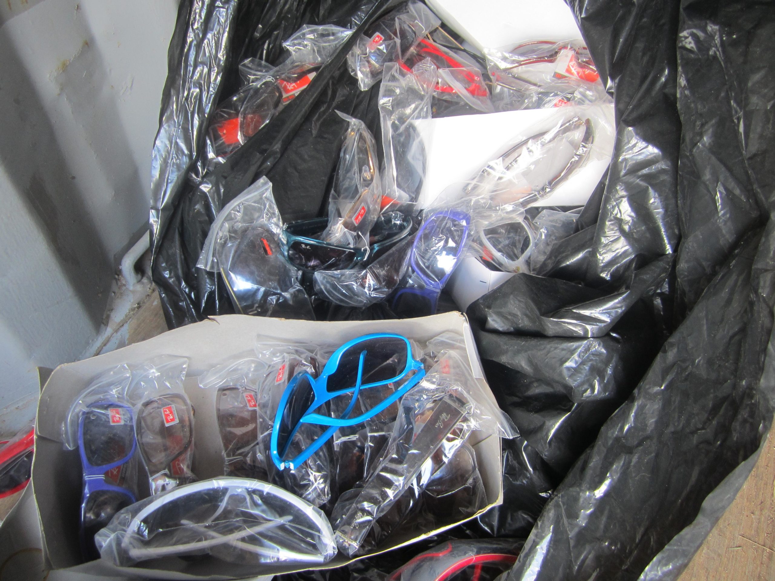 Έτσι γέμισαν την αγορά “μαϊμούδες”