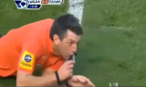 Έκαναν “σάντουϊτς” τον διαιτητή