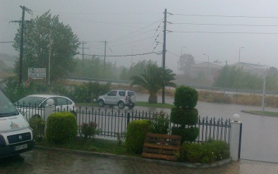 Άνοιξαν οι ουρανοί στην Λαμία