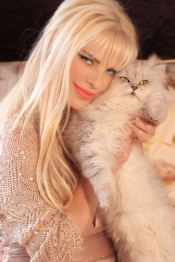 Η Cicciolina επανέρχεται