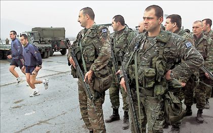 Αποχωρούν οι Έλληνες στρατιώτες