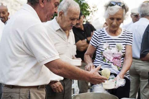 Κατοχικό έδεσμα κέρασαν συνταξιούχοι