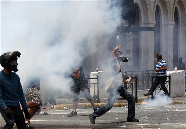 Δεν θα πετάει χημικά η Αστυνομία;