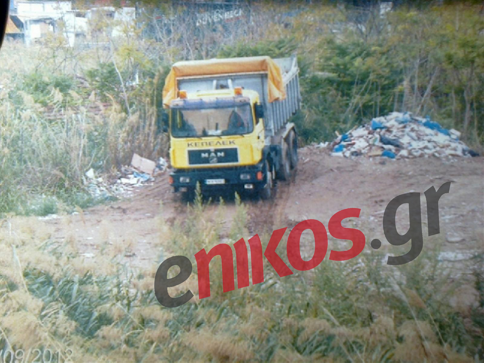 “Τα σκουπίδια δίπλα στα σπίτια μας”