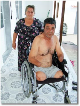 Εκλιπαρεί για ηλεκτρικό καροτσάκι