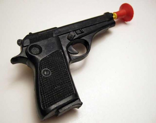 Τους λήστεψε με ψεύτικο όπλο