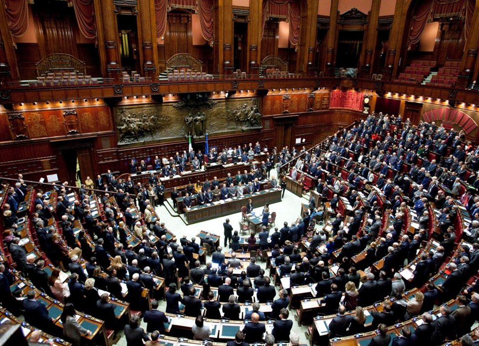 Μπαίνουν ορκωτοί στα κόμματα