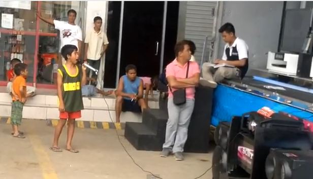 Μαγεύει τραγουδώντας W.Houston